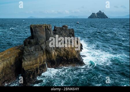 Entfernte Insel Little Skellig von Skellig Michael, Skelling Islands, County Kerry, Irland, Europa. September 2015. Stockfoto