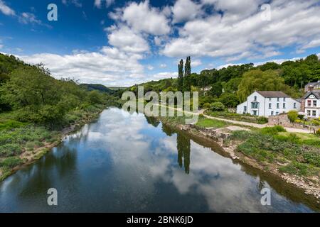 Brockweir, einst ein geschäftiges Flusshafens, liegt auf der englischen Seite des Flusses Wye. Gilpin und die Geburt des Tourismus. Stockfoto