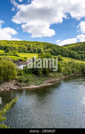 Brockweir, einst ein geschäftiges Flusshafens, liegt auf der englischen Seite des Flusses Wye. Gilpin und die Geburt des Tourismus. Stockfoto