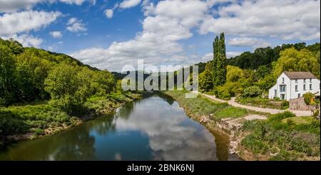 Brockweir, einst ein geschäftiges Flusshafens, liegt auf der englischen Seite des Flusses Wye. Gilpin und die Geburt des Tourismus. Stockfoto