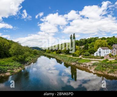 Brockweir, einst ein geschäftiges Flusshafens, liegt auf der englischen Seite des Flusses Wye. Gilpin und die Geburt des Tourismus. Stockfoto