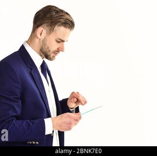 Der Mann Geschäftsmann in dunklen klassischen Anzug hält Tablette in den Händen. Mann mit ernster Gesicht isoliert auf weißem Hintergrund. Stockfoto