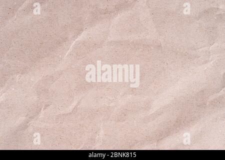 Alte zerknitterte braune Bastelpapier Poster Textur. Blank zerknittert zerknittert körnig beige Kraftpapier strukturierte Oberfläche. Verschmierter, munziger Karton mit Fasern. Stockfoto