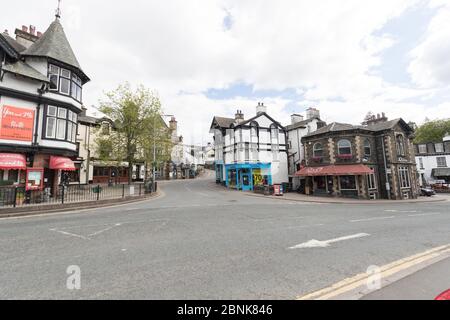 Cumbria, Großbritannien. Mai 2020. Lake Windermere Bowness auf Windermere noch geschlossen für Business.Shops geschlossen oder leer & Bowness Bay Prom verlassen.Alle Ausflugsboote sind verkettet & Ticketschalter geschlossen.Hauptparkplätze geschlossen & Toiletten verschlossen & verschraubt Cumbria Tourist Board sagt immer noch "KEEP AWAY". Kredit: Gordon Shoosmith/Alamy Live News Stockfoto