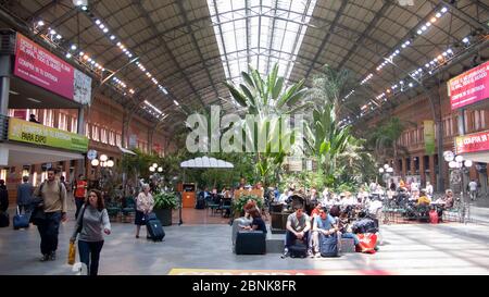 Wartebereich am Bahnhof Madrid Atocha Stockfoto