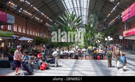 Wartebereich am Bahnhof Madrid Atocha Stockfoto