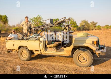 Produzent Huw Cordey und Wildlife Kameramann Jamie McPherson, auf Drehwagen - mit 4K Gyro stabilisierten Cineflex an einem Jib Arm aufgehängt. Auf Locati Stockfoto