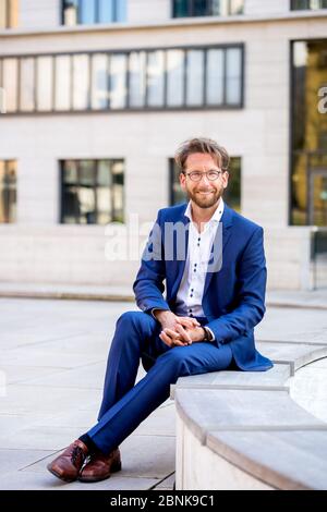 Mann im Anzug mit Sonnenbrille Stockfoto