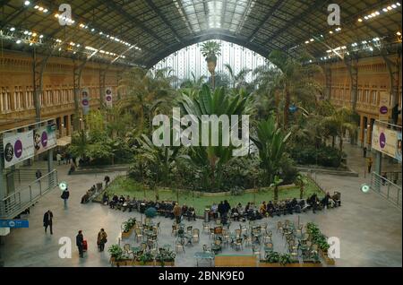 Wartebereich am Bahnhof Madrid Atocha Stockfoto