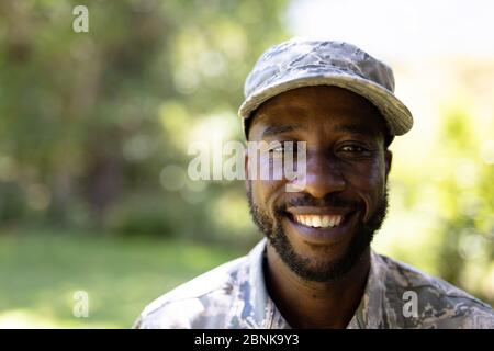 Porträt eines afroamerikanischen Mannes in Militäruniform Stockfoto