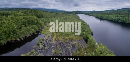 Luftaufnahme mit Blick auf Feuchtbiotope, die von europäischen Bibern (Castor Fiber) zwischen Loch Coille-Bharr und Dubh Loch, Knapdale Forest, Argyll an geschaffen wurden Stockfoto