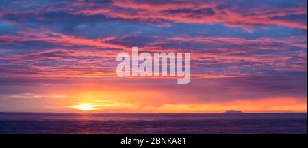 Sonnenuntergang über Foula, Shetland, Schottland Stockfoto