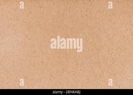 Karton Grunge Recycling Handwerk Papier Textur mit Faser und Maserung. Braune körnige Wellpappe Oberfläche. Beigefarbene Kartonoberfläche, einfach. Körnerpapier Stockfoto
