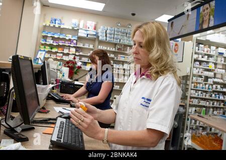 San Marcos, Texas, USA, 2012: Weibliche weiße Pharmazin und Pharmazie-Technologie, die bei der Apotheke Wal-Mart Supercenter arbeitet. ©Marjorie Kamys Cotera/Daemmrich Photography Stockfoto