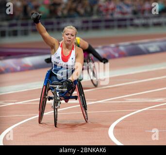 London, England, 1. September 2012: Hannah Cockroft aus Großbritannien erhebt ihre Faust, nachdem sie das 100 Meter T34-Event während des sportlichen Wettkampfs bei den London Paralympics gewonnen hat. ©Bob Daemmrich Stockfoto