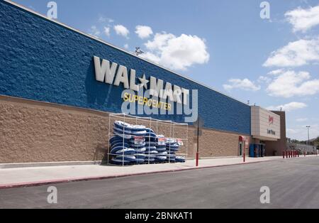 San Marcos, Texas, USA, 2012: Außenansicht des Wal-Mart Supercenter Store. ©Marjorie Kamys Cotera/Daemmrich Photos Stockfoto