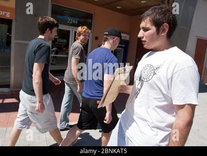 Austin, Texas, USA, 25. September 2012: Freiwillige mit Klemmbrett erreichen Passanten an einem Tisch in der Nähe des Campus der University of Texas in Austin, an dem sich Studenten zur Wahl anmelden können. Die Einreise ist Teil des National Wähler Registration Day. Junge Freiwillige helfen Schülern und versuchen, sie dazu zu bringen, sich anzumelden © Marjorie Kamys Cotera/Daemmrich Photography Stockfoto