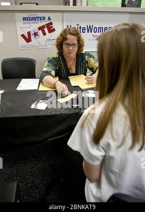 Austin Texas, USA, 25. September 2012: Weiße Freiwillige ermutigt Studenten, sich für die Wahl am Austin Community College anzumelden. Die Einreise ist Teil des National Wähler Registration Day. ©Marjorie Kamys Cotera/Daemmrich Photography Stockfoto