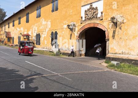 dh Dutch Forts Old Gate GALLE FORT SRI LANKA Red Tuk Tuk Volk historischen Eingang Stockfoto