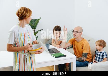 Ehepartner streiten sich glücklich über Aufgaben und Aufgaben während der Isolierung Stockfoto