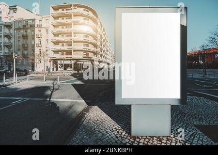 Mockup von leeren Informationsposter in städtischen Umgebungen in der Nähe von städtischen Straßen; eine leere vertikale Straßenbanner-Vorlage auf dem Bürgersteig am Ende einer Gasse; Stockfoto