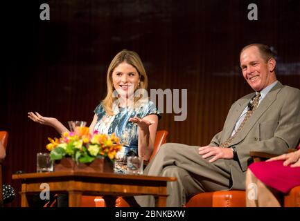 Austin Texas, USA, 15. November 2012: Jenna Bush Hager (l) und Steve Ford (r) sprechen über das Leben im Weißen Haus, während einige der ersten US-Kinder im Rahmen eines ganztägigen Seminars in der LBJ Library über ihr Leben diskutieren. ©Bob Daemmrich Stockfoto