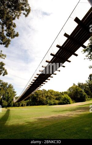 Apache Pass Texas, USA, 2012. Oktober: Eine schwingende Brücke über dem San Gabriel River im Zentrum von Texas bei Rockdale. ©Bob Daemmrich Stockfoto