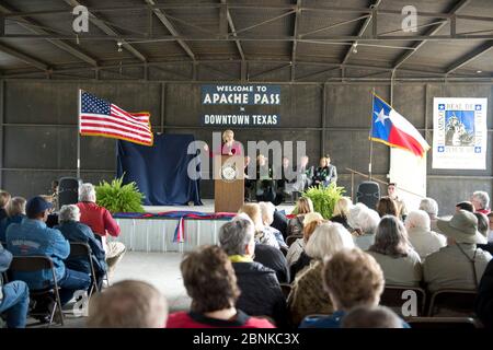 Apache Pass Texas USA, Oktober 2012: USA Senator Kay Bailey Hutchison spricht über die Einweihung des ersten Straßenschilds entlang des texanischen Teils des El Camino Real del los Tejas National Historic Trail, der am Apache Pass in Milam County, ©Bob Daemmrich, installiert wird Stockfoto