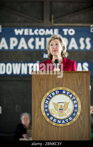 Apache Pass Texas USA, Oktober 2012: USA Senator Kay Bailey Hutchison spricht über die Einweihung des ersten Straßenschilds entlang des texanischen Teils des El Camino Real del los Tejas National Historic Trail, der am Apache Pass in Milam County, ©Bob Daemmrich, installiert wird Stockfoto