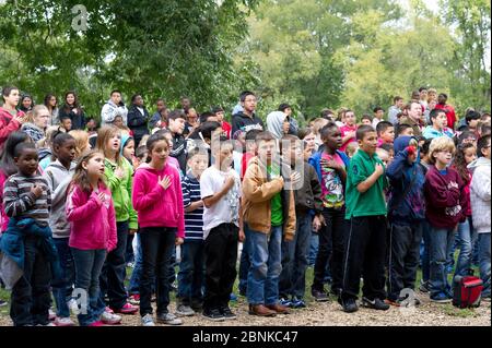 Apache Pass Texas, USA, Oktober 2012: Schüler der Mittelstufe aus den Bezirken Cameron und Lee in Zentral-Texas auf einem Exkursionsausflug zur Enthüllung des ersten Straßenschilds am texanischen Teil des El Camino Real del los Tejas National Historic Trail. ©Bob Daemmrich Stockfoto