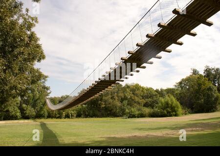 Apache Pass Texas, USA, 2012. Oktober: Eine schwingende Brücke über dem San Gabriel River im Zentrum von Texas bei Rockdale. ©Bob Daemmrich Stockfoto