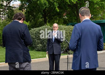 Washington, DC, USA. Mai 2020. Der Direktor des National Economic Council Larry Kudlow spricht nach einem Fernsehinterview im Weißen Haus in Washington, DC, USA, am Freitag, den 15. Mai 2020, mit den Mitgliedern der Medien. Kredit: Stefani Reynolds/CNP Nutzung weltweit Kredit: dpa/Alamy Live News Stockfoto