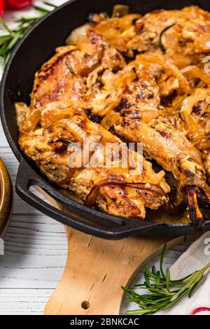 Kaninchenfleisch mit Rosmarin in Sour Cream Sauce auf Holzhintergrund. Stockfoto