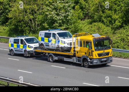 AA Rücknahme von Polizei-Transportern, Polizei-Van-Händler, MAN Diesel-LKW, Abholung und Lieferungen, Auktionen von Ex-Polizei-Autos; End of Life Polizeiautos - Fahrzeuge, die mit Fahrzeug-Träger auf der autobahn m6, Großbritannien transportiert Stockfoto