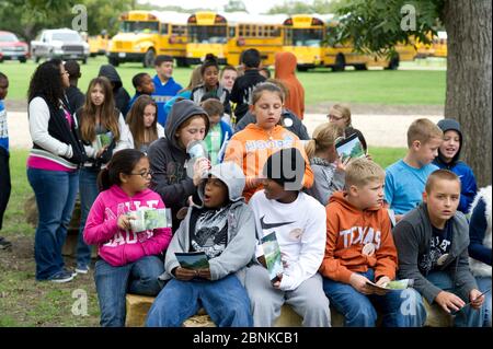 Apache Pass Texas, USA, Oktober 2012: Schüler der Mittelstufe aus den Bezirken Cameron und Lee in Zentral-Texas auf einem Exkursionsausflug zur Enthüllung des ersten Straßenschilds am texanischen Teil des El Camino Real del los Tejas National Historic Trail. ©Bob Daemmrich Stockfoto