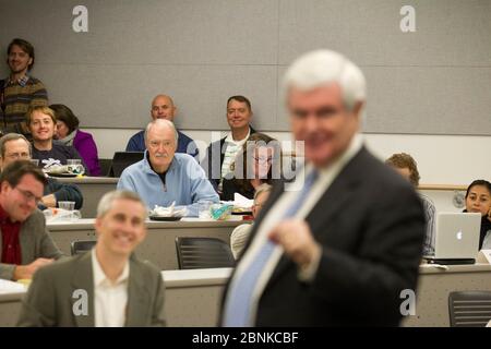 Austin, Texas, USA, 15. November 2012: Graduierte der Lyndon Baines Johnson School of Public Affairs an der University of Texas hören dem zuversichtlichen Redebeitrag des ehemaligen republikanischen Präsidenten Newt Gingrich zu. Gingrich, ein ehemaliger College-Professor, sprach über sein Leben im öffentlichen Dienst und seine Rolle als US Sprecher des Hauses von 1995 bis 1999. ©Bob Daemmrich Stockfoto