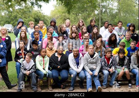 Apache Pass Texas, USA, Oktober 2012: Schüler der Mittelstufe aus den Bezirken Cameron und Lee in Zentral-Texas auf einem Exkursionsausflug zur Enthüllung des ersten Straßenschilds am texanischen Teil des El Camino Real del los Tejas National Historic Trail. ©Bob Daemmrich Stockfoto