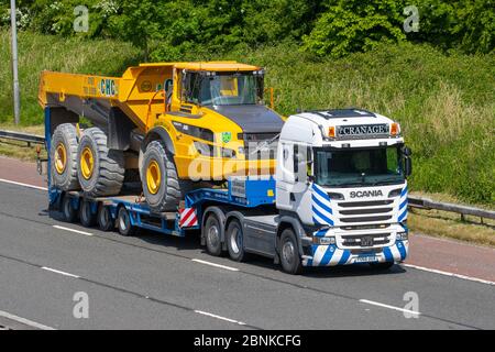 Krantransport Lieferwagen, LKW mit Volvo A40G, Sattelschlepper, Übergröße Lasten, anormal, Auftragnehmer, Übergröße Lasttransport, LKW, Frachtführer, Scania Fahrzeug, europäische kommerzielle Transportindustrie, M6 in Manchester, Großbritannien Stockfoto