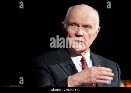 Austin, Texas, USA, 31. Oktober 2012: Ehemaliger Astronaut und USA Senator John Glenn, 91, spricht in der Lyndon Baines Johnson Bibliothek, 50 Jahre nach seinem ersten erfolgreichen Orbit der Erde in einer Mercury-Raumkapsel am 20. Februar 1962. Glenn sprach auch mit Schülern über sein Leben im Senat. ©Bob Daemmrich Stockfoto