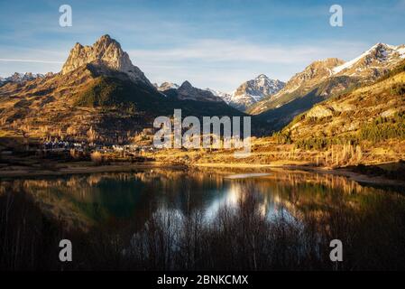 Beauty-Dorf Sallent de Gallego bei Sonnenuntergang. Spanische pyrenäen, Huesca, Spanien. Stockfoto