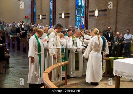 Austin, Texas, USA, 14. Oktober 2012: Die Rev. Peder Sandager wird als Senior Pastor in der St. Martin's Lutheran Church eingesetzt, einer Gemeinde in der Innenstadt, die der Evangelical Lutheran Church of America (ELCA) angeschlossen ist. Die Kirche wurde 1883 von 20 Familien deutscher Abstammung gegründet, und heute zählt die Kirche mehr als 2.000 Mitglieder. ©Bob Daemmrich Stockfoto