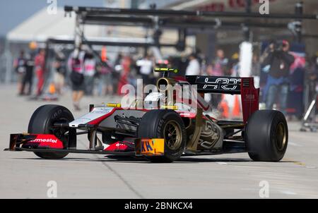 Austin Texas, USA, 16. November 2012: Fahrer Narain Karthikeyan von HRT Formel 1 fährt am Freitagmorgen bei der Übungssitzung für den Formel 1-Grand Prix am Sonntag auf der Circuit of the Americas-Rennstrecke von der Garage zur Rennstrecke. ©Bob Daemmrich Stockfoto