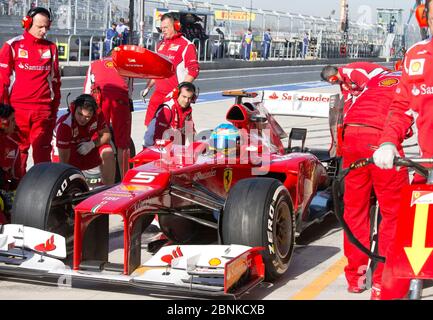 Austin, Texas, USA, 17. November 2012: Der Scuderia Ferrari-Fahrer Fernando Alonso lässt sein Auto in den Boxen während der Samstagsübung zum Formel 1-Grand Prix am Sonntag auf dem Circuit of the Americas in den Boxen arbeiten. ©Bob Daemmrich Stockfoto