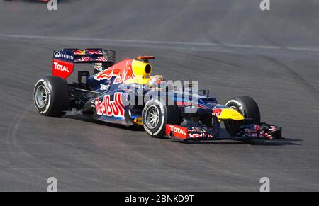 Austin Texas, USA, 18. November 2012: Formel-1-Rennfahrer Sebastian Vettel aus Deutschland fährt in den frühen Runden des ersten US-Grand Prix auf der 3,2 km langen Rennstrecke Circuit of the Americas außerhalb von Austin durch Kurve eins. McLaren's Lewis Hamilton gewann das Rennen. Vettel kam als Zweiter. ©Bob Daemmrich Stockfoto