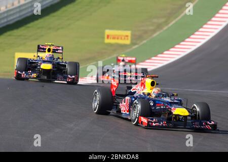 Austin Texas, USA, 18. November 2012: Formel-1-Fahrer Sebastian Vettel (r) fährt in den frühen Runden des ersten US-Grand Prix auf der 3,2 km langen Rennstrecke Circuit of the Americas außerhalb von Austin durch Kurve eins. McLaren's Lewis Hamilton gewann das Rennen. ©Bob Daemmrich Stockfoto