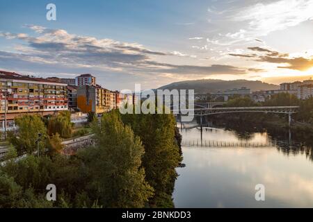 Neue Brücke. Es war die zweite der Brücken über den Fluss Minho, während der Zeit der Transformation der Stadt im späten 19. Jahrhundert gebaut. Es ist erfüllt Stockfoto