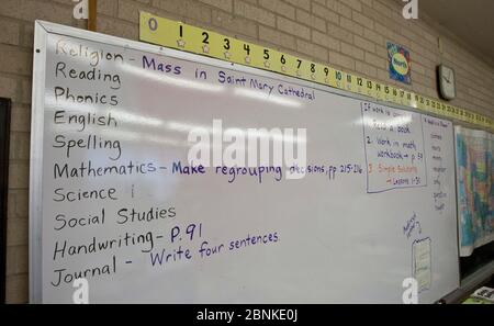 Austin Texas, USA, Januar 2013: Tageskalender auf dem Whiteboard im Klassenzimmer der zweiten Klasse der katholischen Privatschule mit Messe in der angrenzenden Kathedrale. ©Bob Daemmrich Stockfoto