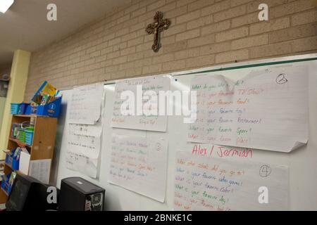 Austin Texas USA, Januar 2013: Das Kruzifix hängt in der zweiten Klasse der katholischen Privatschule über dem Whiteboard an der Wand. ©Bob Daemmrich Stockfoto