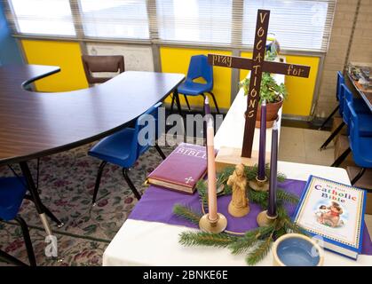 Austin Texas USA, Januar 2013: Kleiner Altar mit Kruzifix, Statue von Virgin Many, Kerzen und Bibeln in einem Klassenzimmer der zweiten Klasse in einer katholischen Privatschule. ©Bob Daemmrich Stockfoto