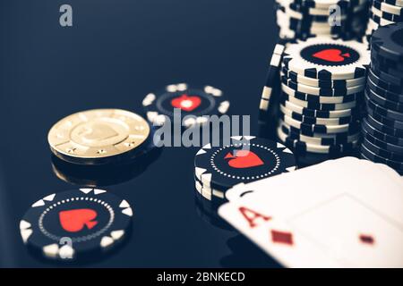 Nahaufnahme Von Bundle Von Black And White Casino Chips Spielkarten Mit Ass Auf Der Oberseite Und Golden Poker Chip. Stockfoto